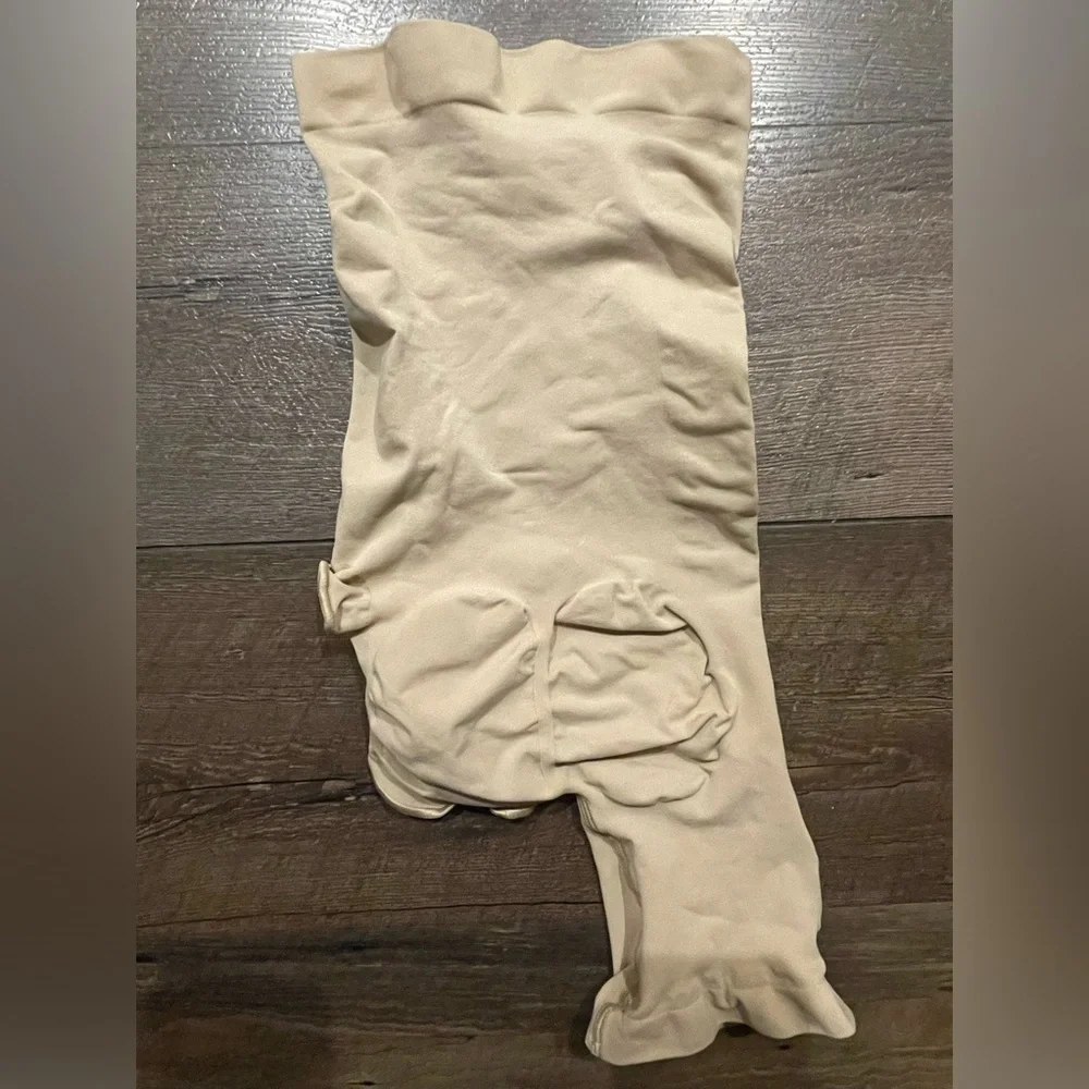 SKIMS Seamless Sculpt Solution Short Left Leg Exposed in Clay Size M Shapewear - Picture 3 of 6